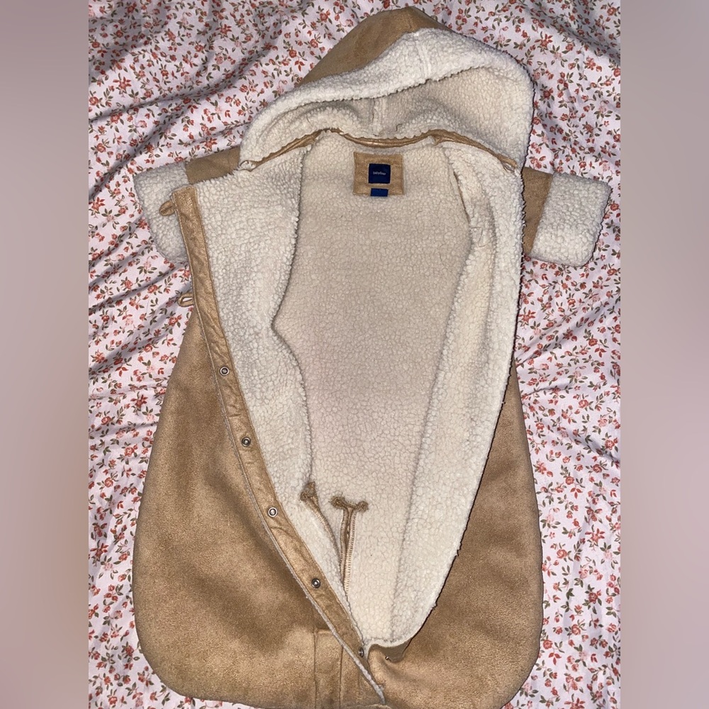 Super cute fluffy GAPbunting,shearling inside and has closures to easily slip-on - Picture 3 of 6
